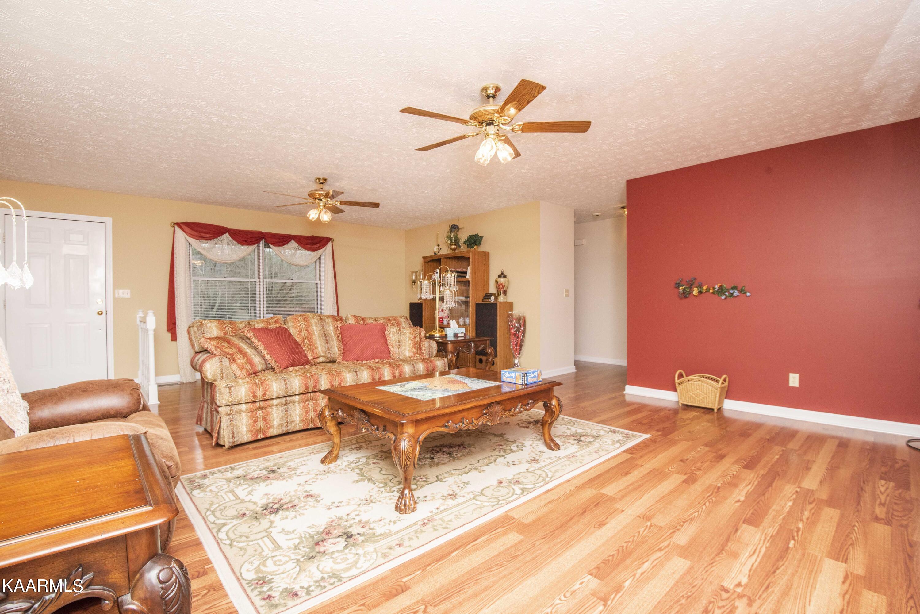 3321 Cunningham Road Knoxville, TN 37918 - Photo 3 of 25 Living Room