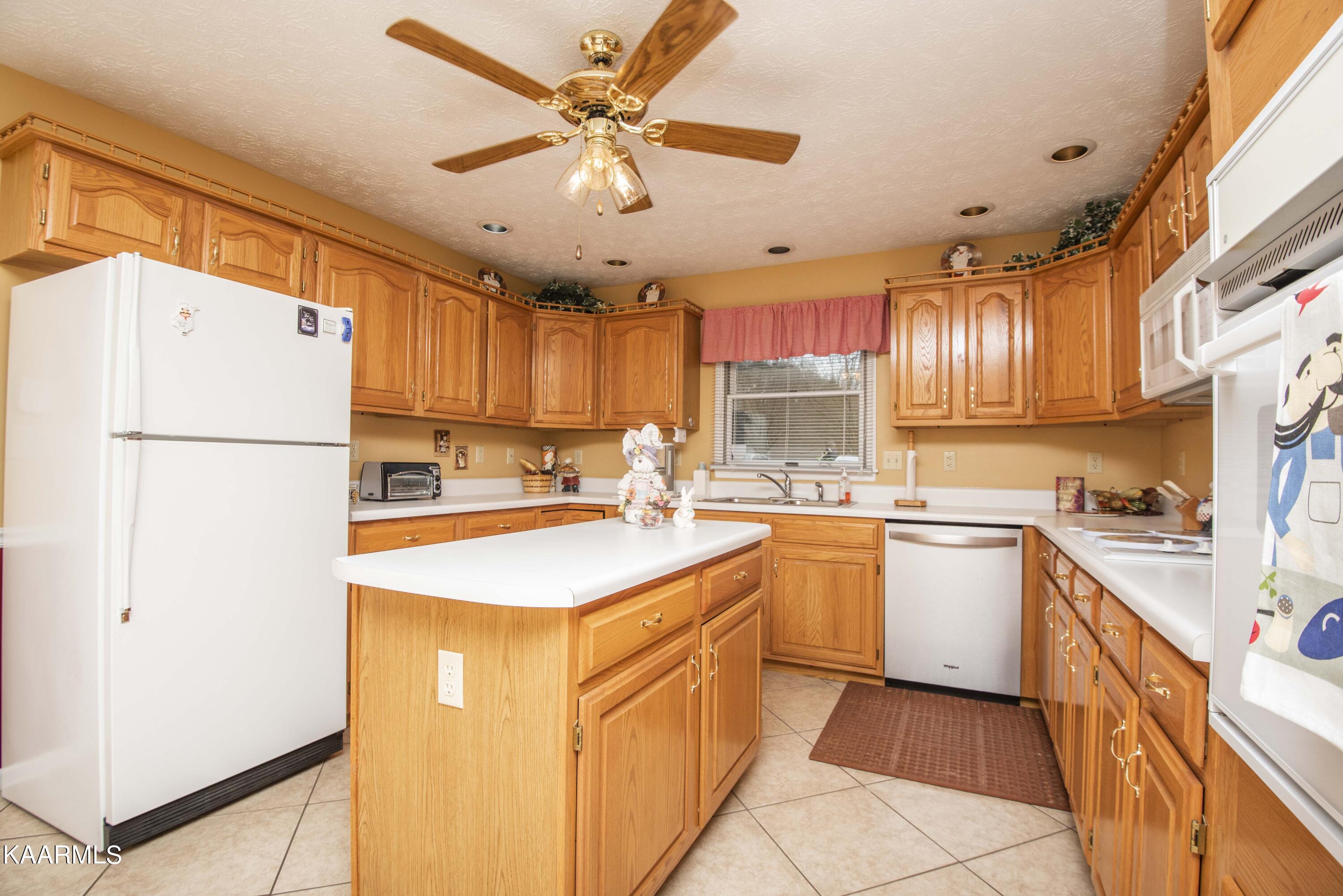 3321 Cunningham Road Knoxville, TN 37918 - Photo 6 of 25 Kitchen