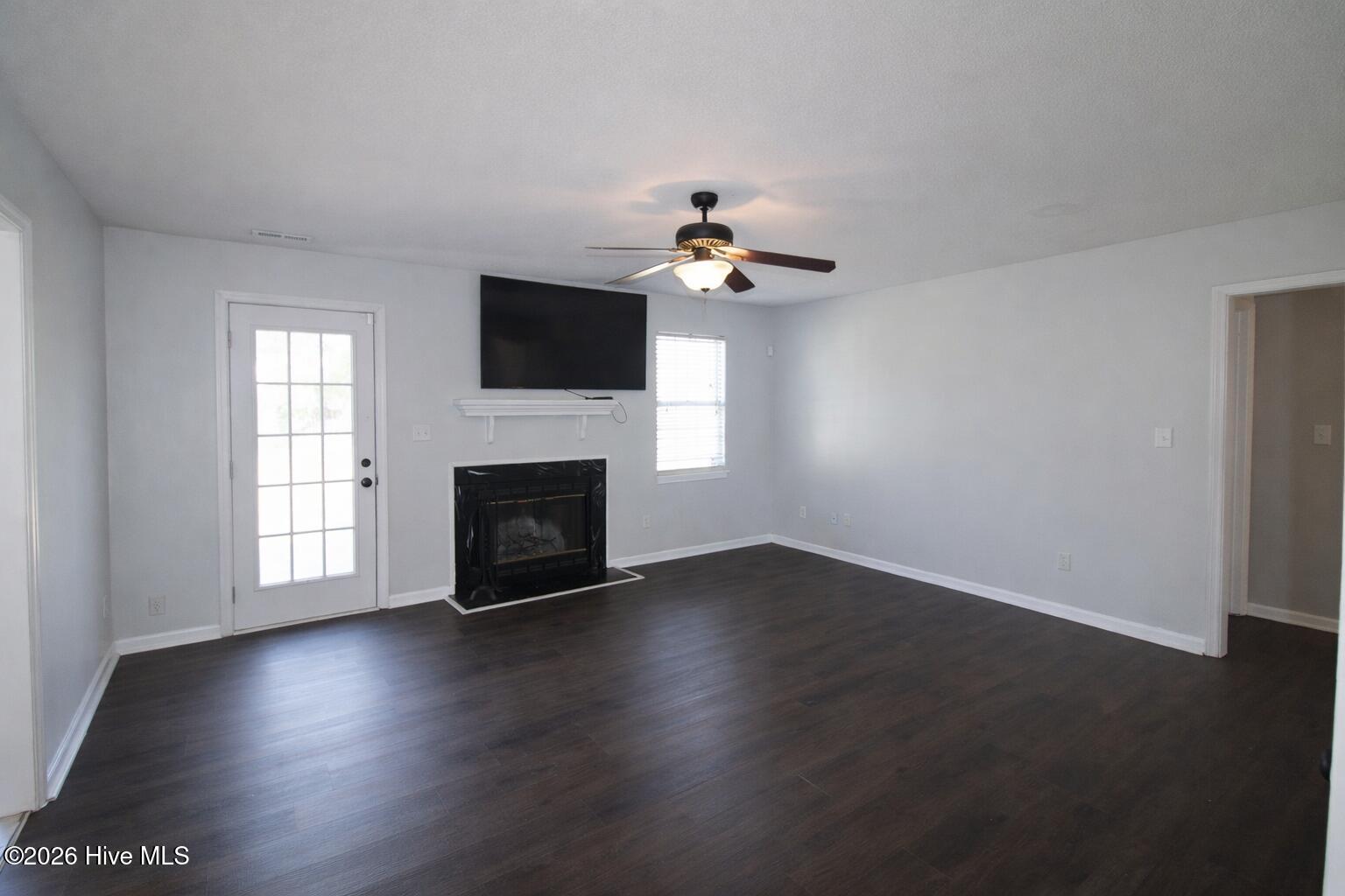 302 Paddock Place Jacksonville, NC 28546 - Photo 2 of 16 living room