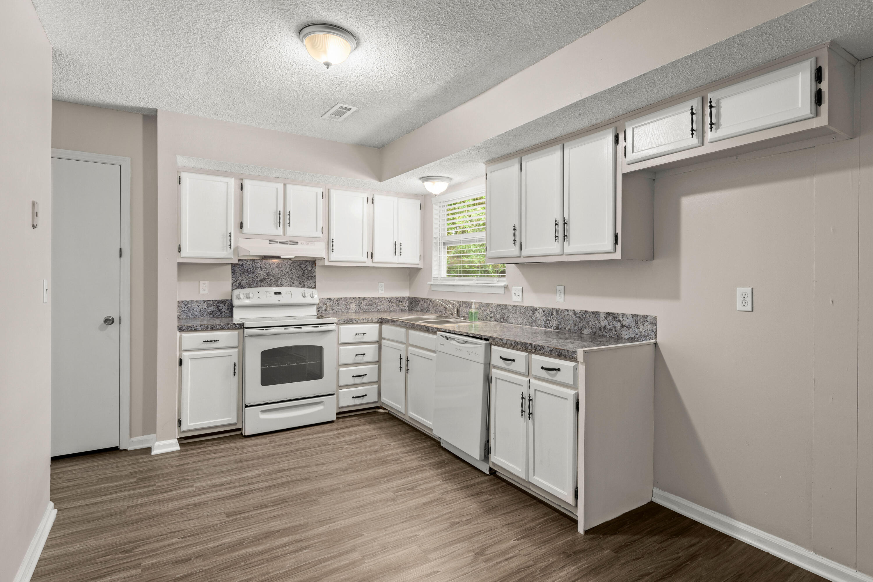 305 Mountain Pine Road Moncks Corner, SC 29461 - Photo 11 of 24 Kitchen