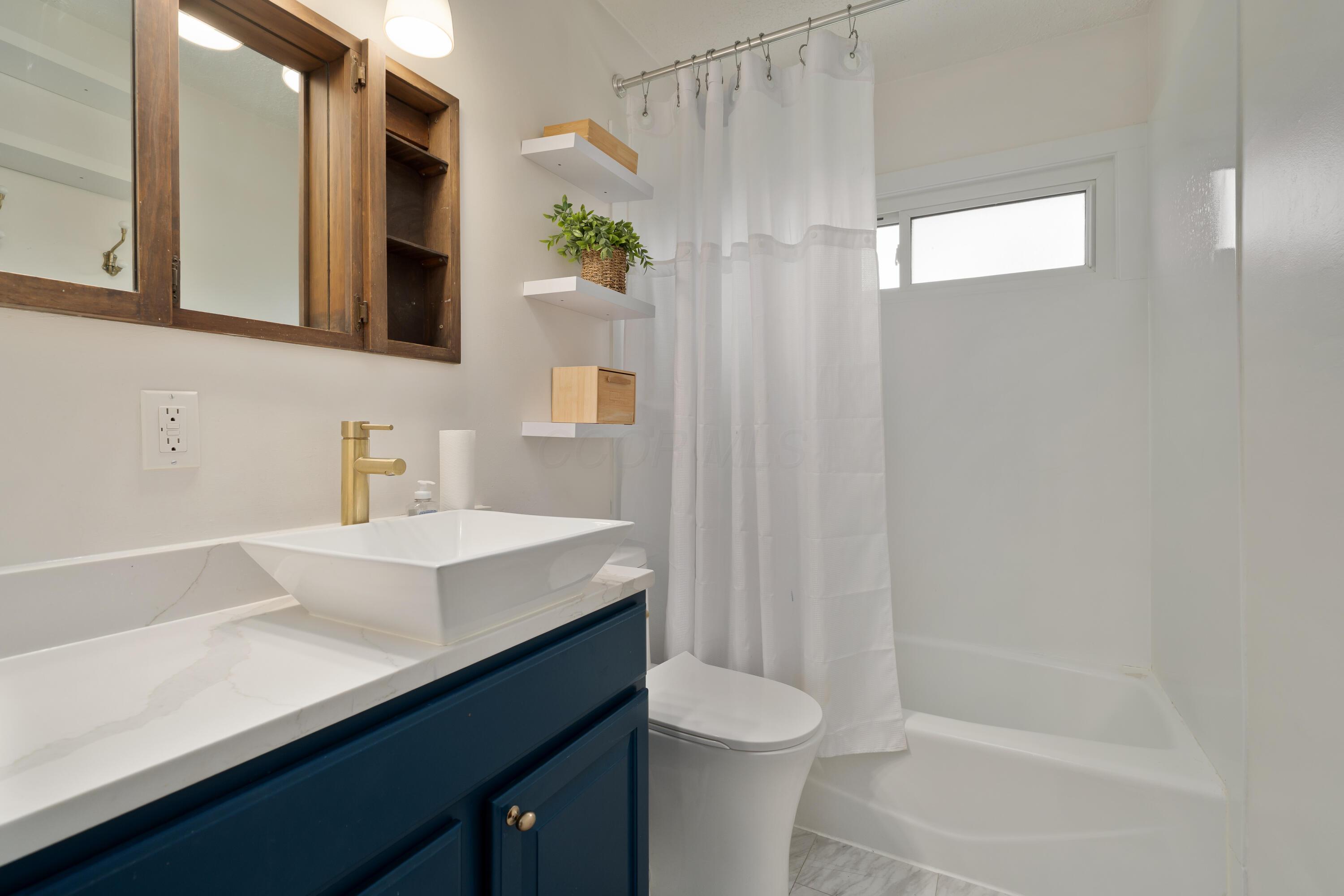 114 Chase Road Columbus, OH 43214 - Photo 17 of 35 Full Bathroom