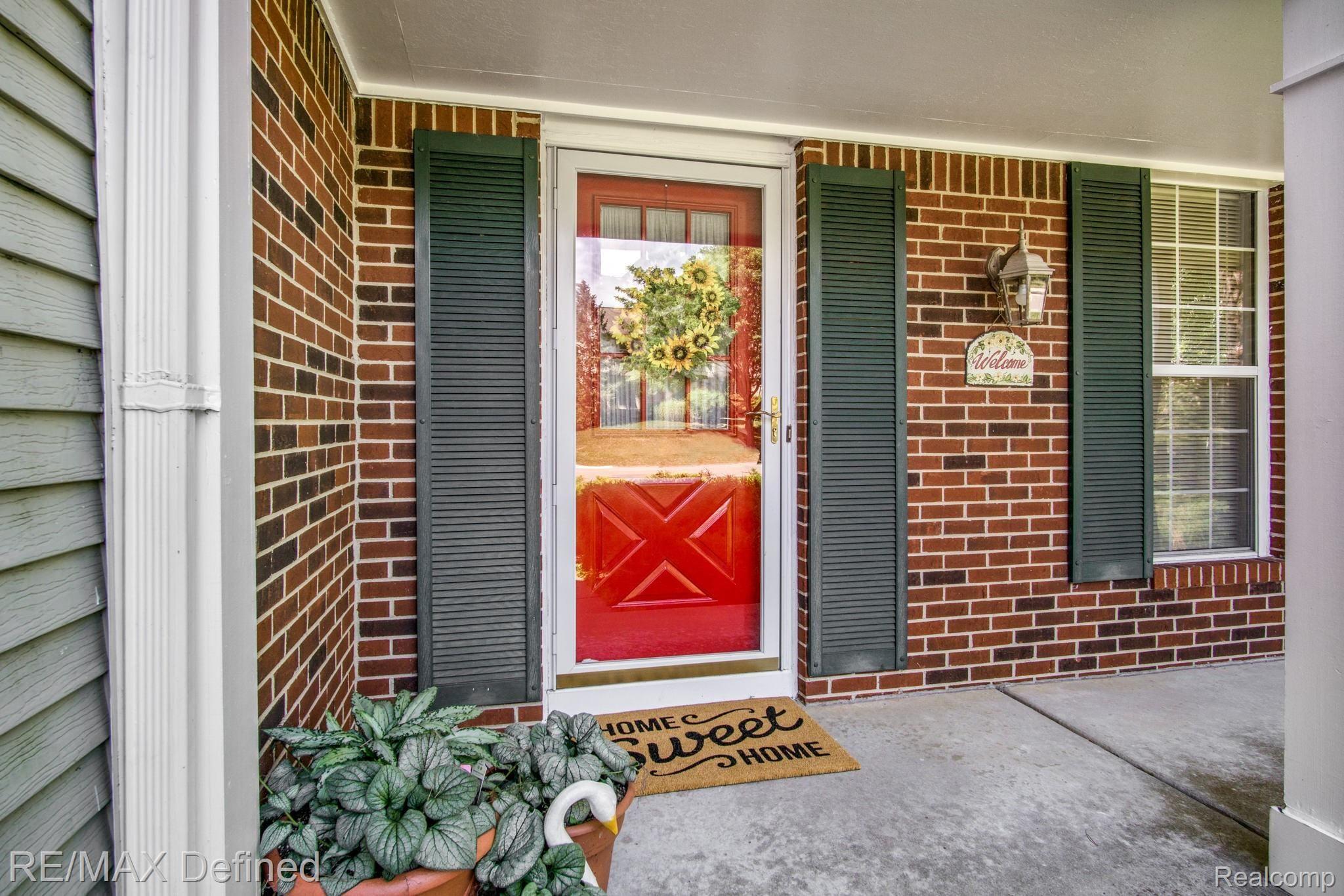 2183 North Fairview Lane Rochester, MI 48306 - Photo 2 of 36 2183-N-Fairview-Ln-05.jpg