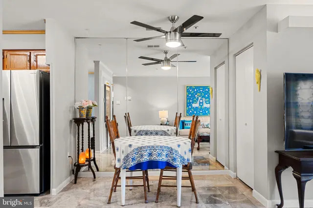 a view of a livingroom with furniture and a ceiling fan