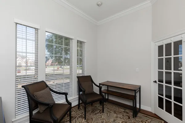 a view of a livingroom with furniture