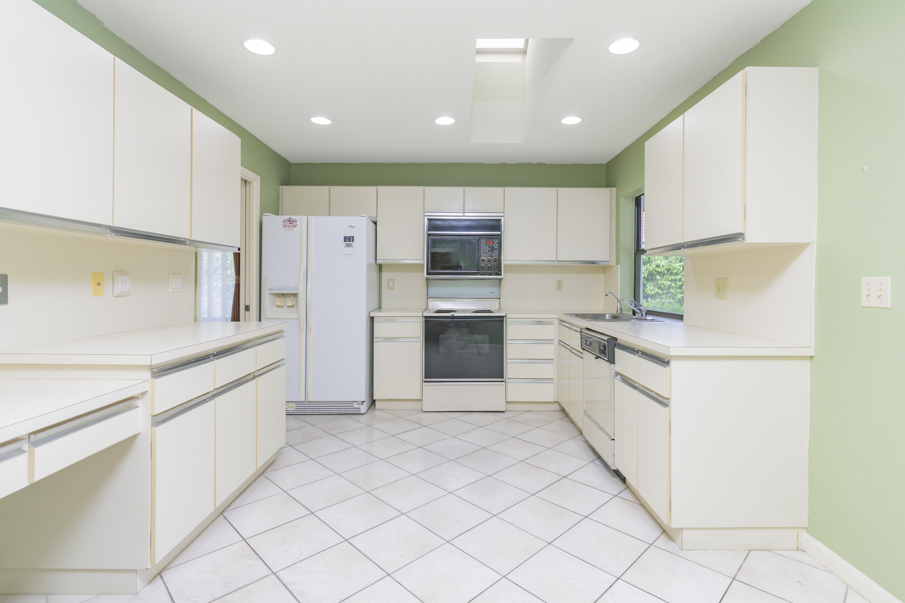 20027 Back 9 Drive Boca Raton, FL 33498 - Photo 10 of 49 Kitchen