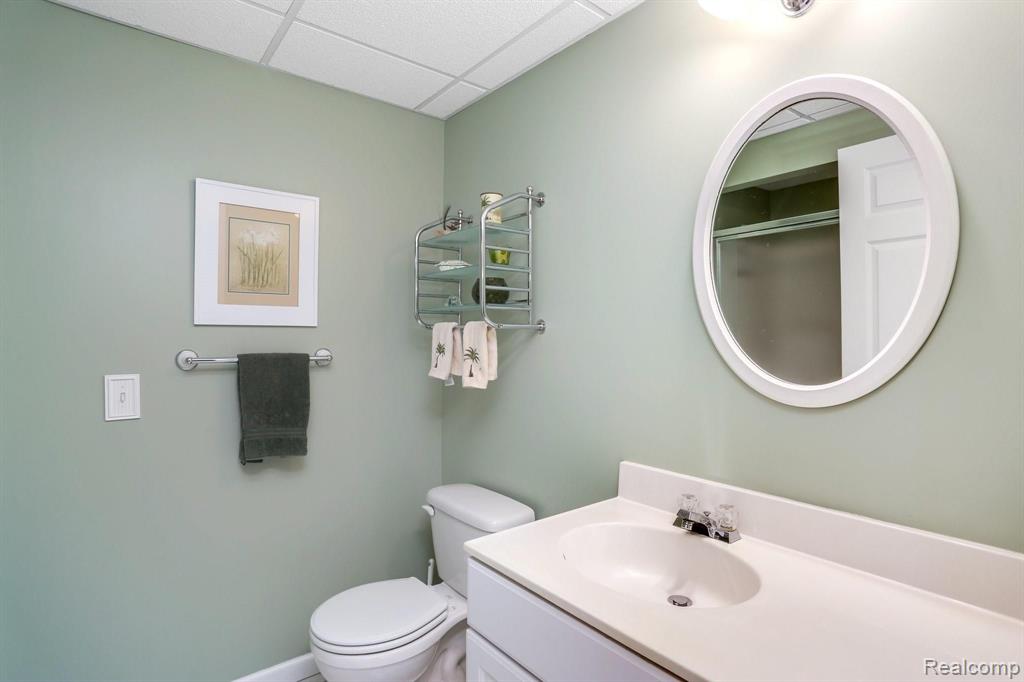 2104 Lakeside Road Troy, MI 48085 - Photo 33 of 38