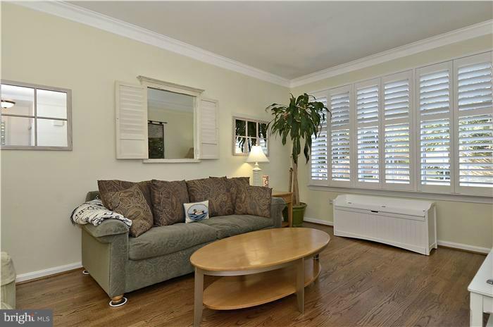 2471 McCormick Road Rockville, MD 20850 - Photo 18 of 28 Living Room