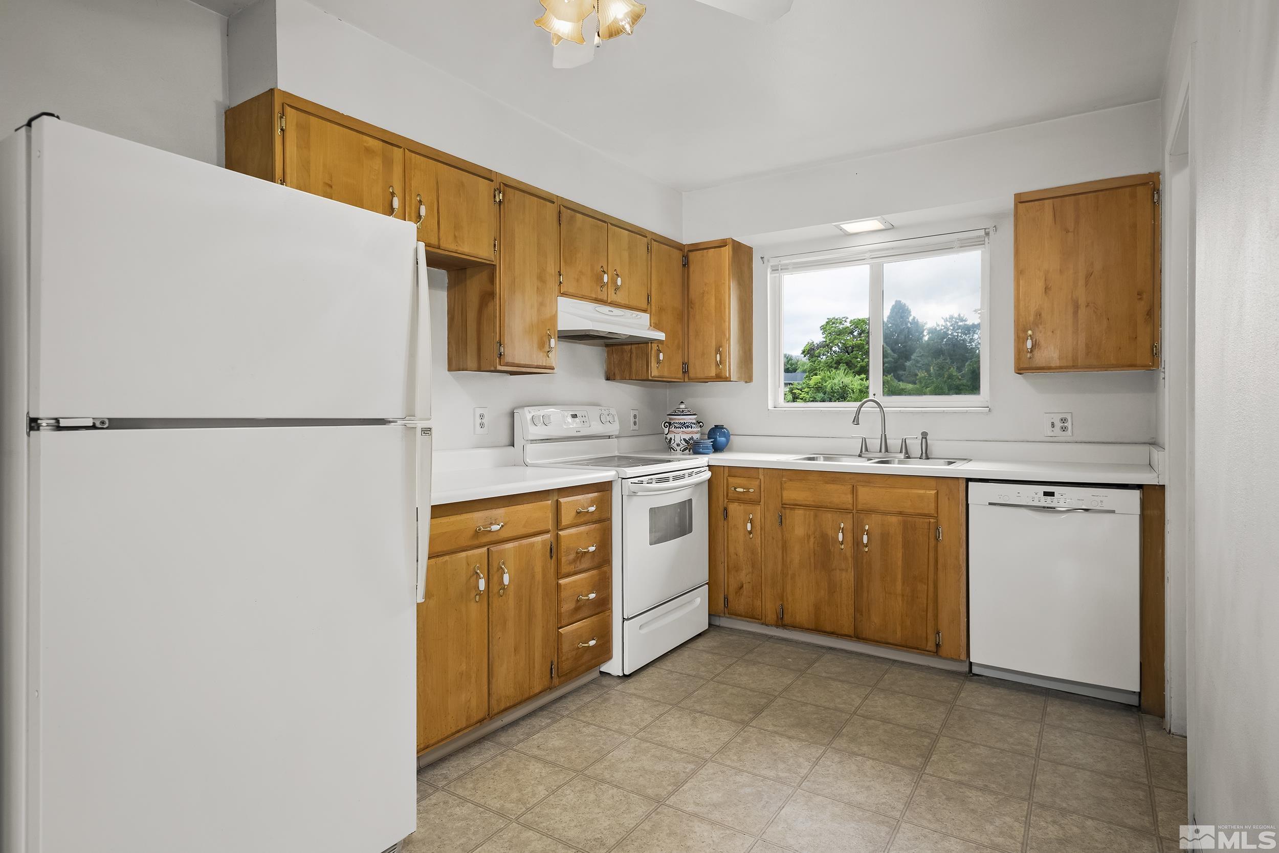 96 Smithridge Reno, NV 89502 - Photo 3 of 13 Photo 3