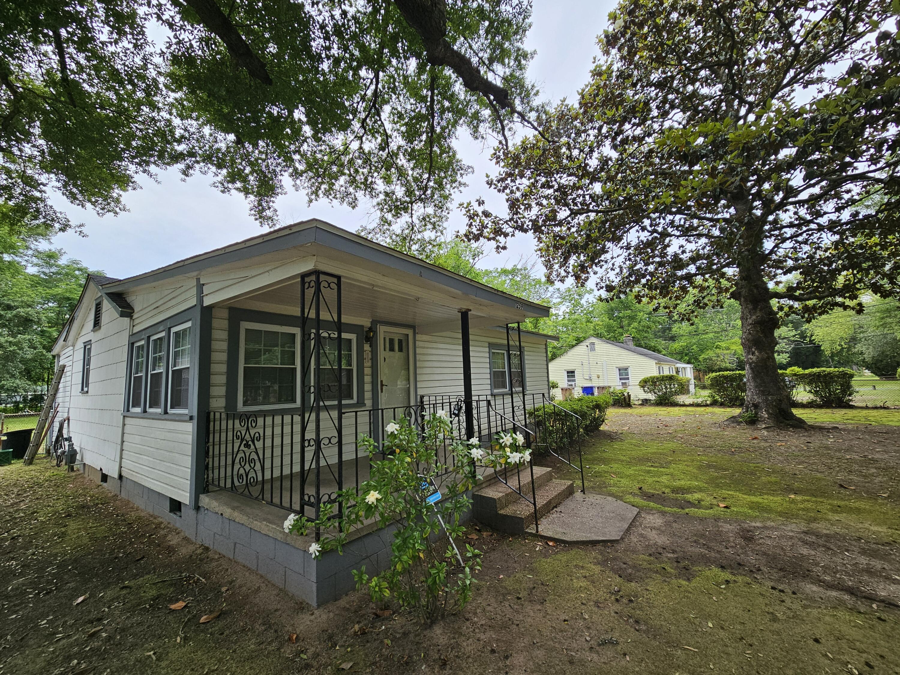 1259 Stone Post Road Charleston, SC 29412 - Photo 1 of 9 20240517_125637