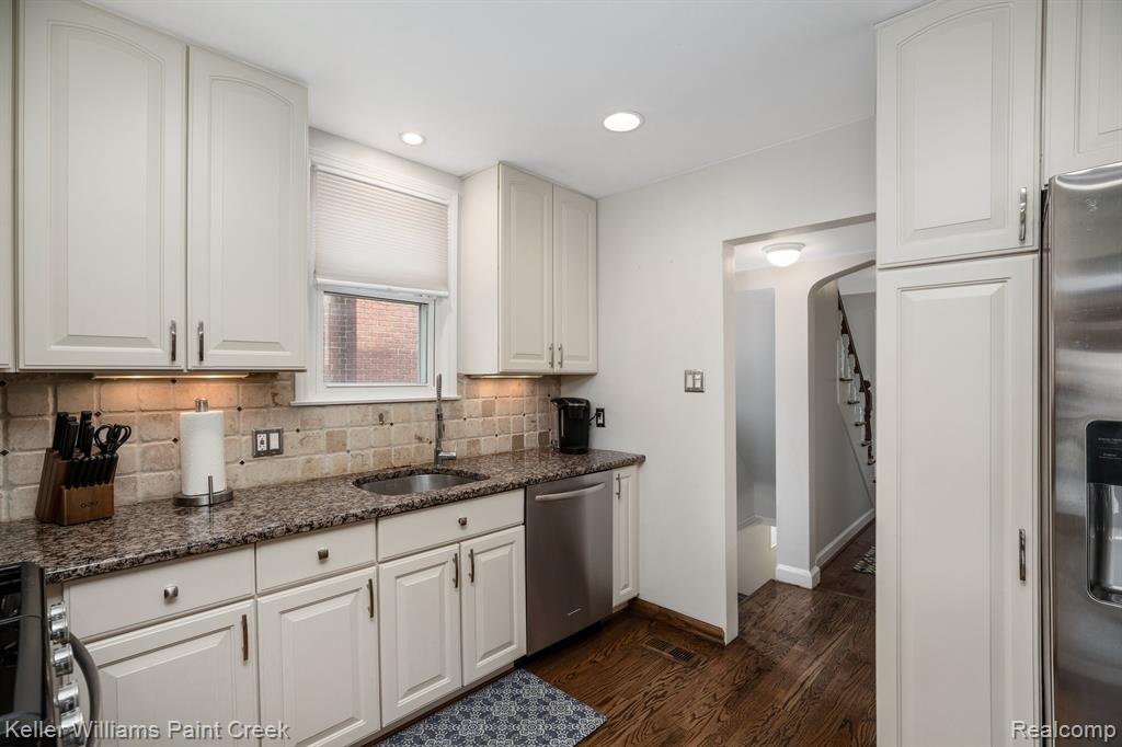 1520 Hampton Road Grosse Pointe Woods, MI 48236 - Photo 16 of 34
