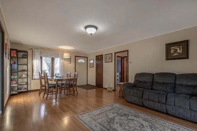 $169,900 | 711 East Blue Earth Street, Lake Crystal, MN 56055