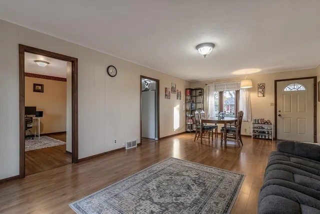 $169,900 | 711 East Blue Earth Street, Lake Crystal, MN 56055