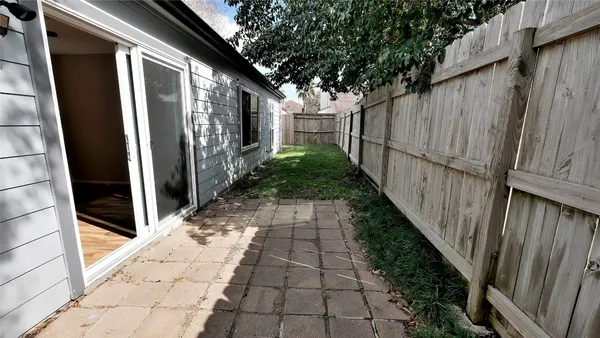 a view of backyard with pathway