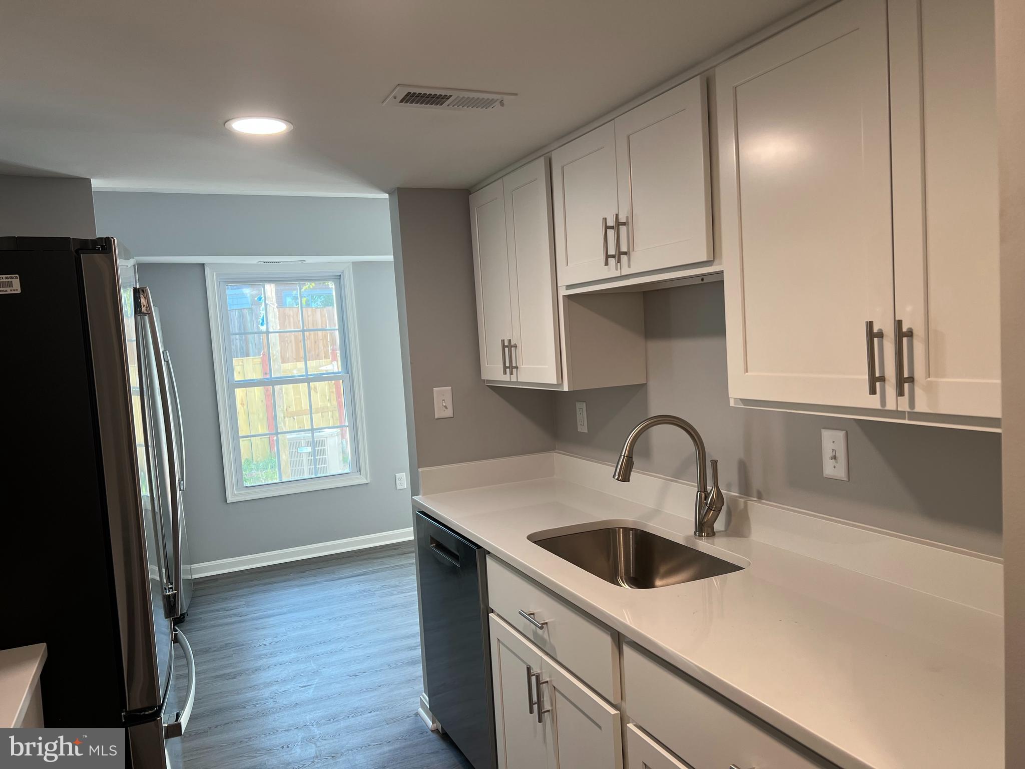 3807 Port Hope Point Triangle, VA 22172 - Photo 6 of 22 a kitchen with sink a refrigerator and cabinets