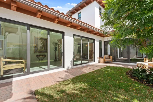 a view of a house with backyard and porch