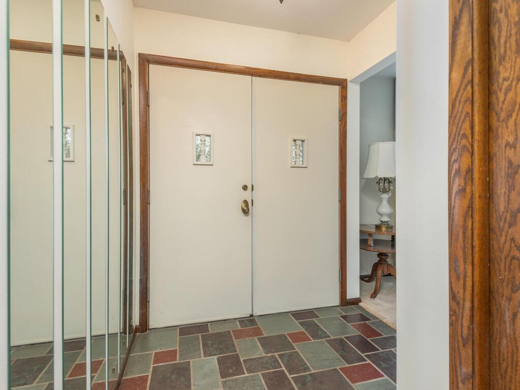 10449 Colorado Road Bloomington, MN 55438 - Photo 4 of 27