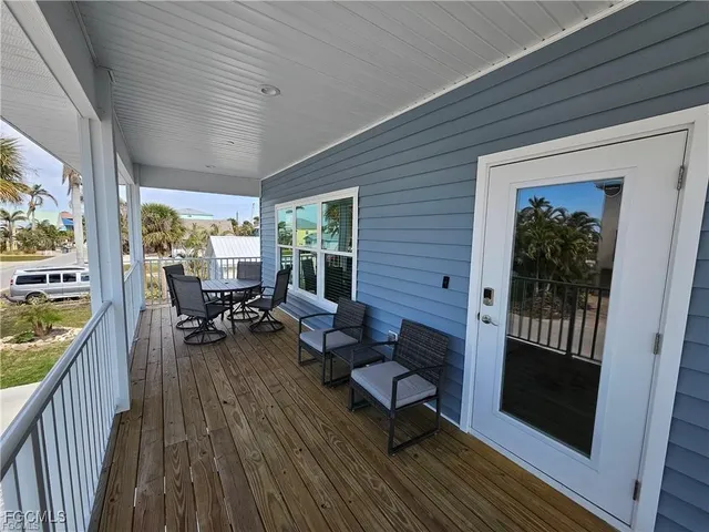 a view of entryway and hall