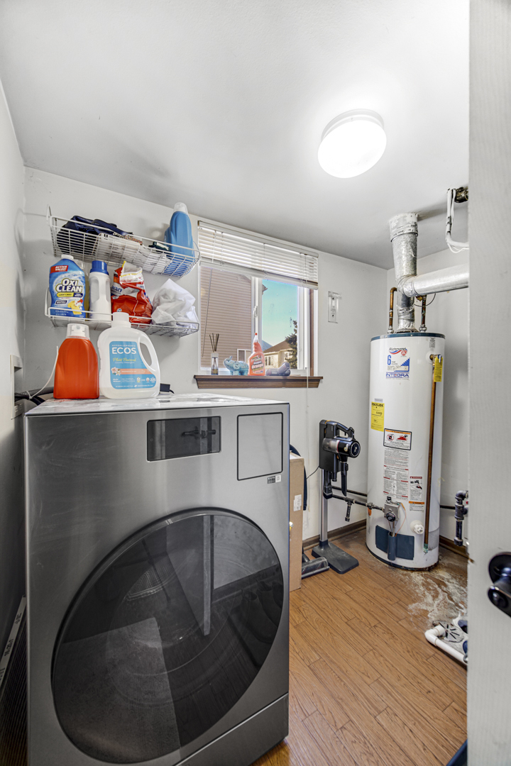 1384 Roxbury Drive Aurora, IL 60502 - Photo 17 of 24 a utility room with dryer and washer