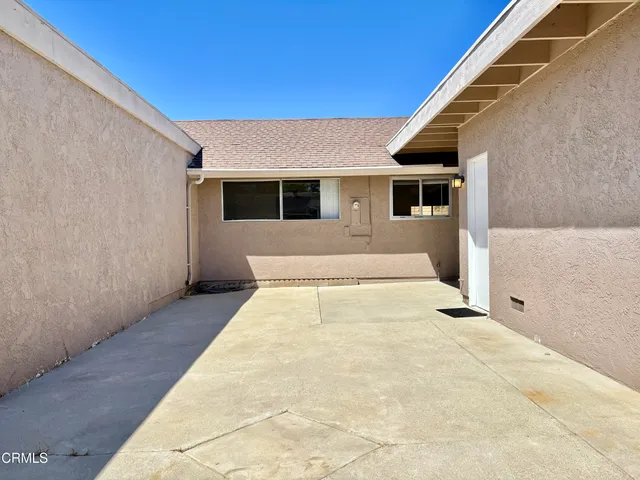 a view of back yard of the house