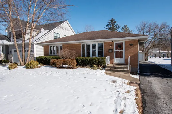 $2,800 | 131 South Lodge Lane, Lombard, IL 60148