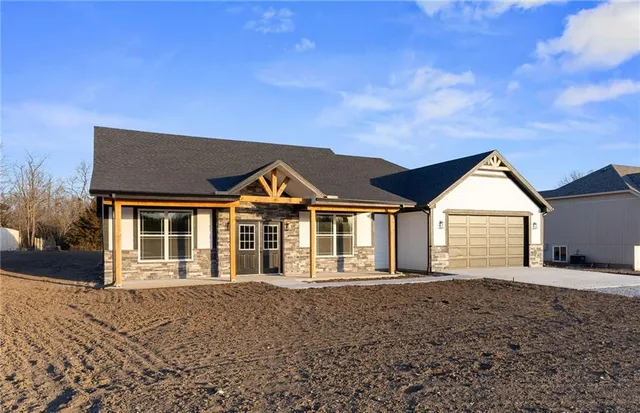 $344,900 | 327 Northeast 51st Road, Warrensburg, MO 64093