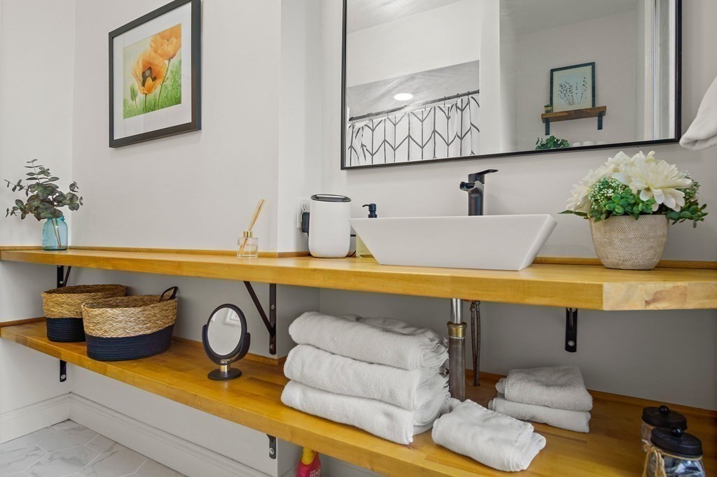 28 Everett Street, Unit 2 Boston, MA 02130 - Photo 21 of 25 a bathroom with a tub