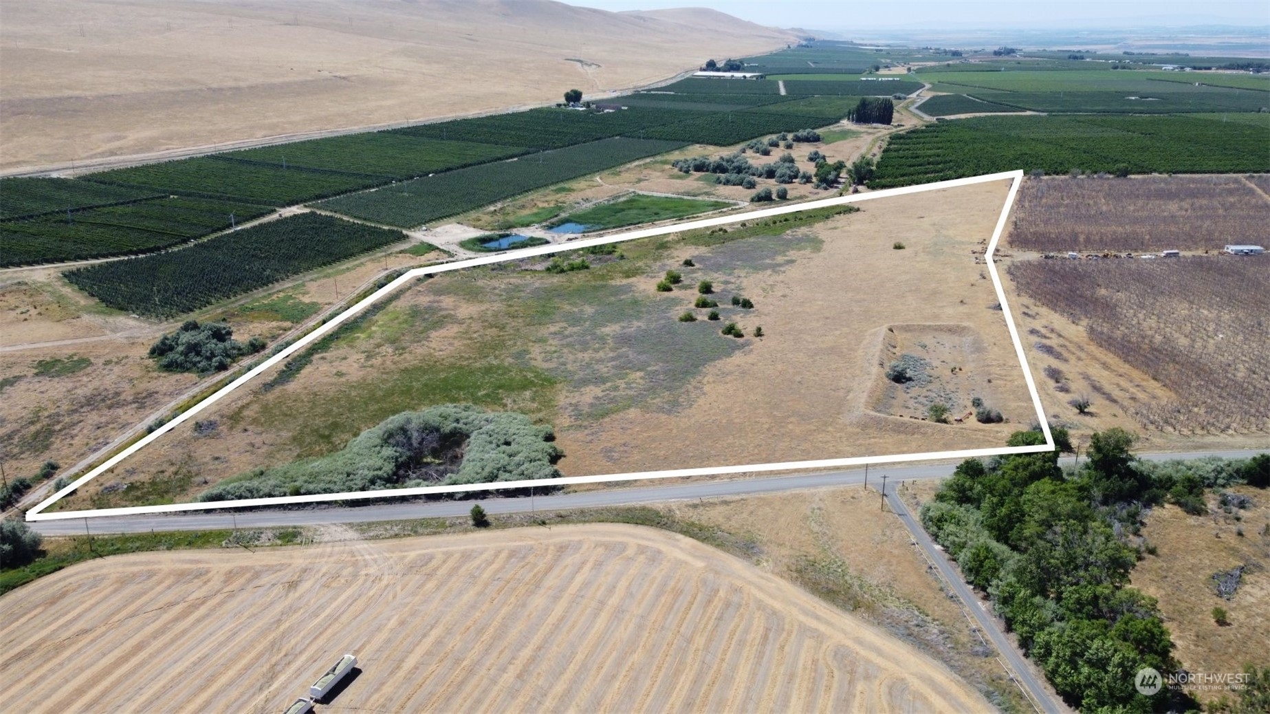8888 South Schaake Road Othello, WA 99344 - Photo 1 of 4 an aerial view of a house with a yard