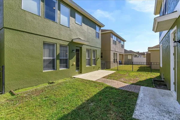 a view of a house with backyard and garden
