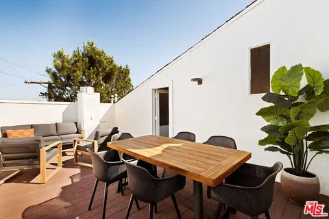 $849,000 | 725 South Barrington Avenue, Unit 301, Los Angeles, CA 90049