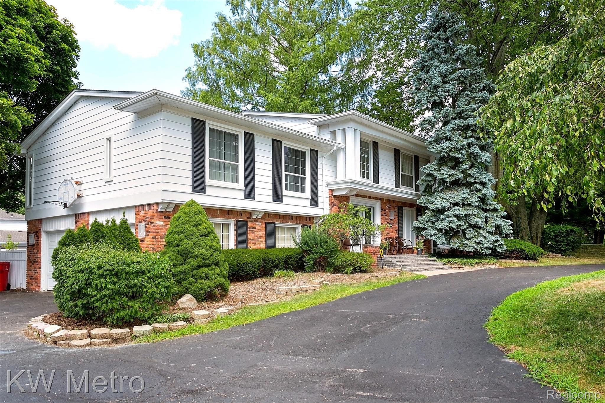4733 Valleyview Drive South West Bloomfield, MI 48323 - Photo 3 of 39 Valleyview-3.jpg