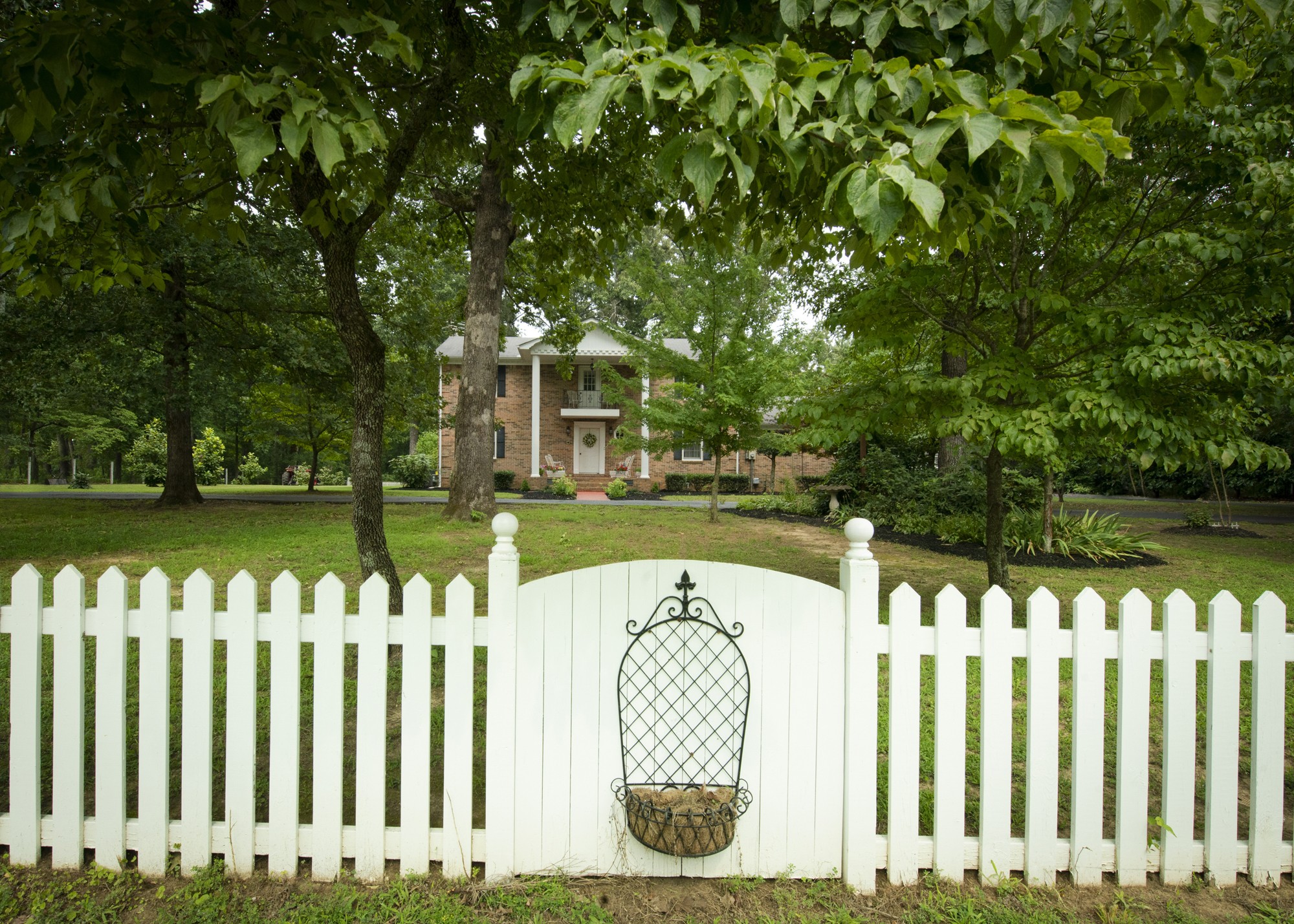 836 Dripping Springs Road Winchester, TN 37398 - Photo 2 of 37 a front view of a house with a garden