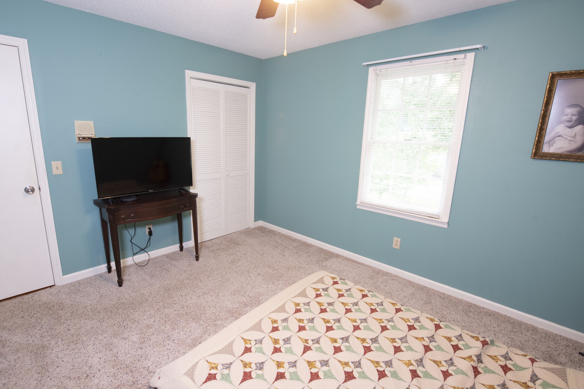 836 Dripping Springs Road Winchester, TN 37398 - Photo 26 of 37 a view of a livingroom with workspace and a window
