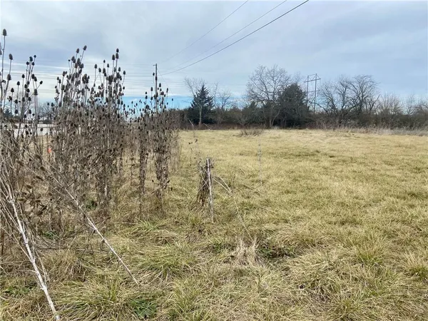 $325,000 | 27820 South State Route 7 Highway, Harrisonville, MO 64701