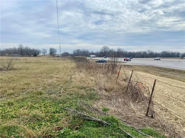 $325,000 | 27820 South State Route 7 Highway, Harrisonville, MO 64701