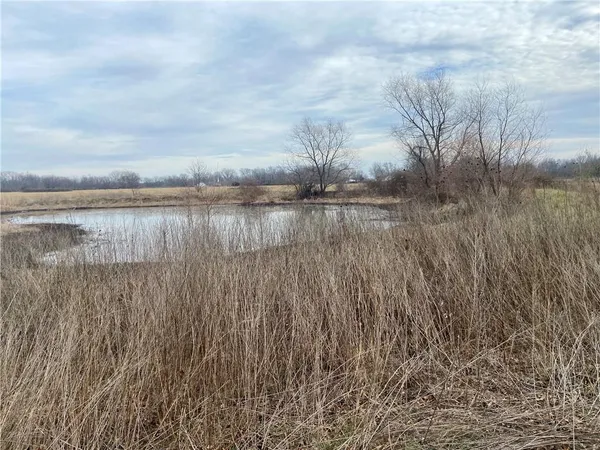 $325,000 | 27820 South State Route 7 Highway, Harrisonville, MO 64701