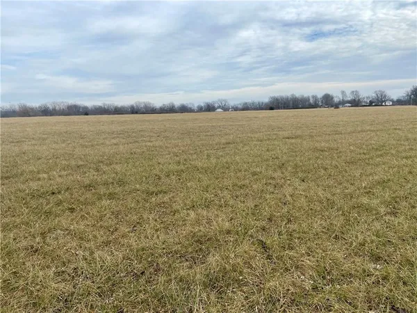 $325,000 | 27820 South State Route 7 Highway, Harrisonville, MO 64701