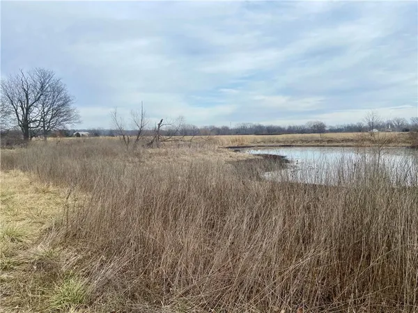 $325,000 | 27820 South State Route 7 Highway, Harrisonville, MO 64701
