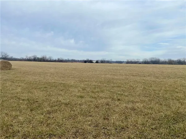 $325,000 | 27820 South State Route 7 Highway, Harrisonville, MO 64701