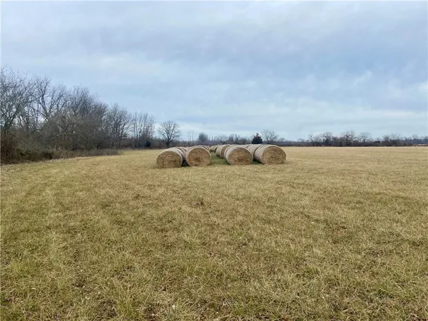 $325,000 | 27820 South State Route 7 Highway, Harrisonville, MO 64701