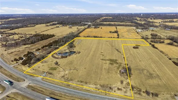 $325,000 | 27820 South State Route 7 Highway, Harrisonville, MO 64701