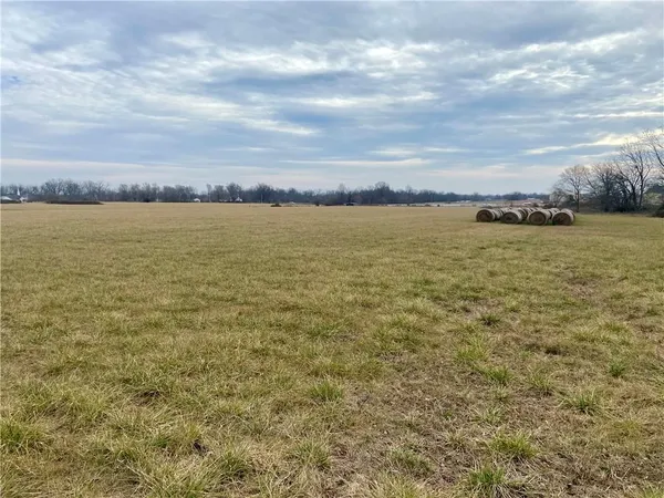 $325,000 | 27820 South State Route 7 Highway, Harrisonville, MO 64701