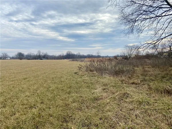 $325,000 | 27820 South State Route 7 Highway, Harrisonville, MO 64701
