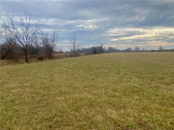 $325,000 | 27820 South State Route 7 Highway, Harrisonville, MO 64701
