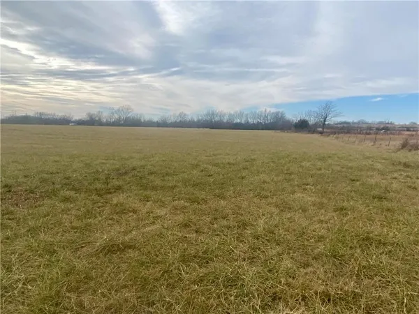 $325,000 | 27820 South State Route 7 Highway, Harrisonville, MO 64701