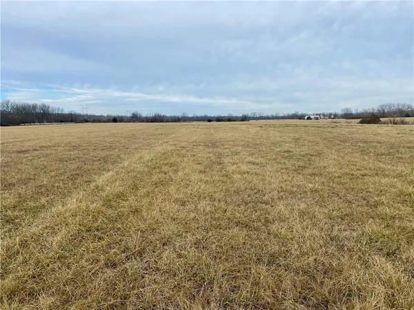 $325,000 | 27820 South State Route 7 Highway, Harrisonville, MO 64701