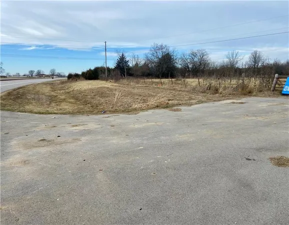 $325,000 | 27820 South State Route 7 Highway, Harrisonville, MO 64701