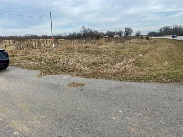 $325,000 | 27820 South State Route 7 Highway, Harrisonville, MO 64701