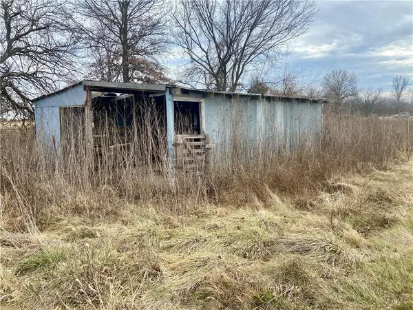 $325,000 | 27820 South State Route 7 Highway, Harrisonville, MO 64701