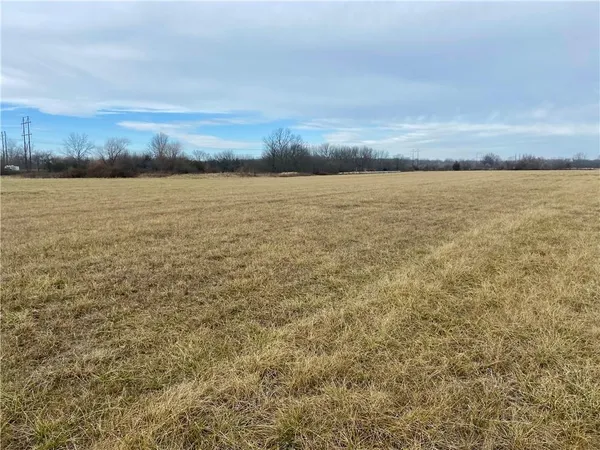$325,000 | 27820 South State Route 7 Highway, Harrisonville, MO 64701