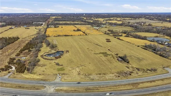 $325,000 | 27820 South State Route 7 Highway, Harrisonville, MO 64701
